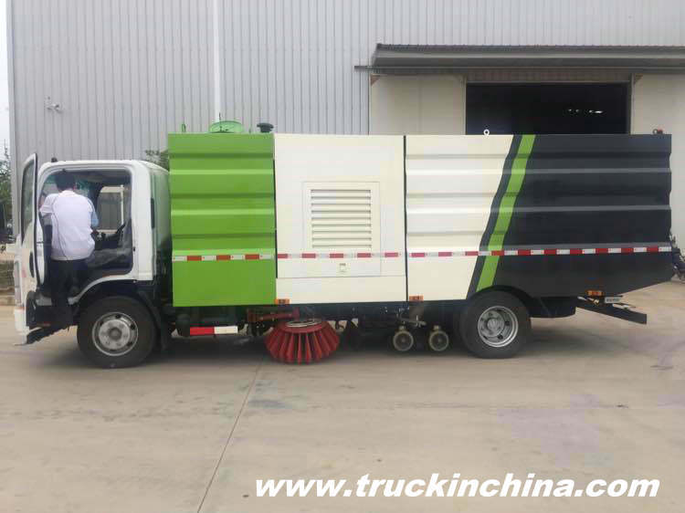Japan Brand Truck I. S. U. Z. U Road Sweeper 5cbm Tank for Street Sweeping Urban Street Cleaning Mounted Sweep Cleaner Machines Auxiliary Engine