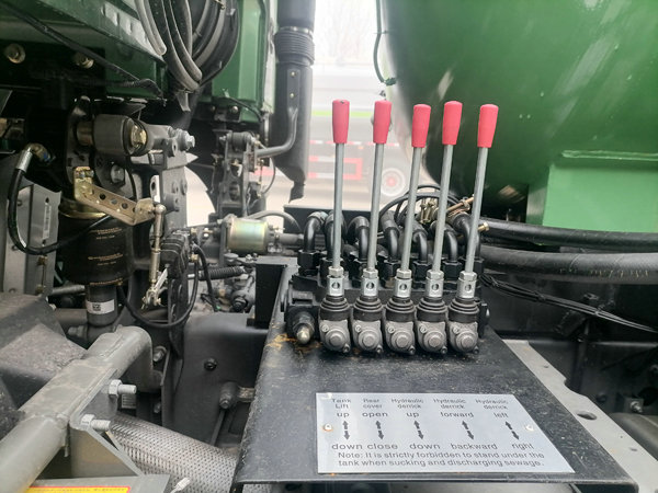 Sinotruck howo Vacuum Sewer Jetting Truck 10cbm (3) Sinotruck howo Vacuum Sewer Jetting Truck 10cbm (3)