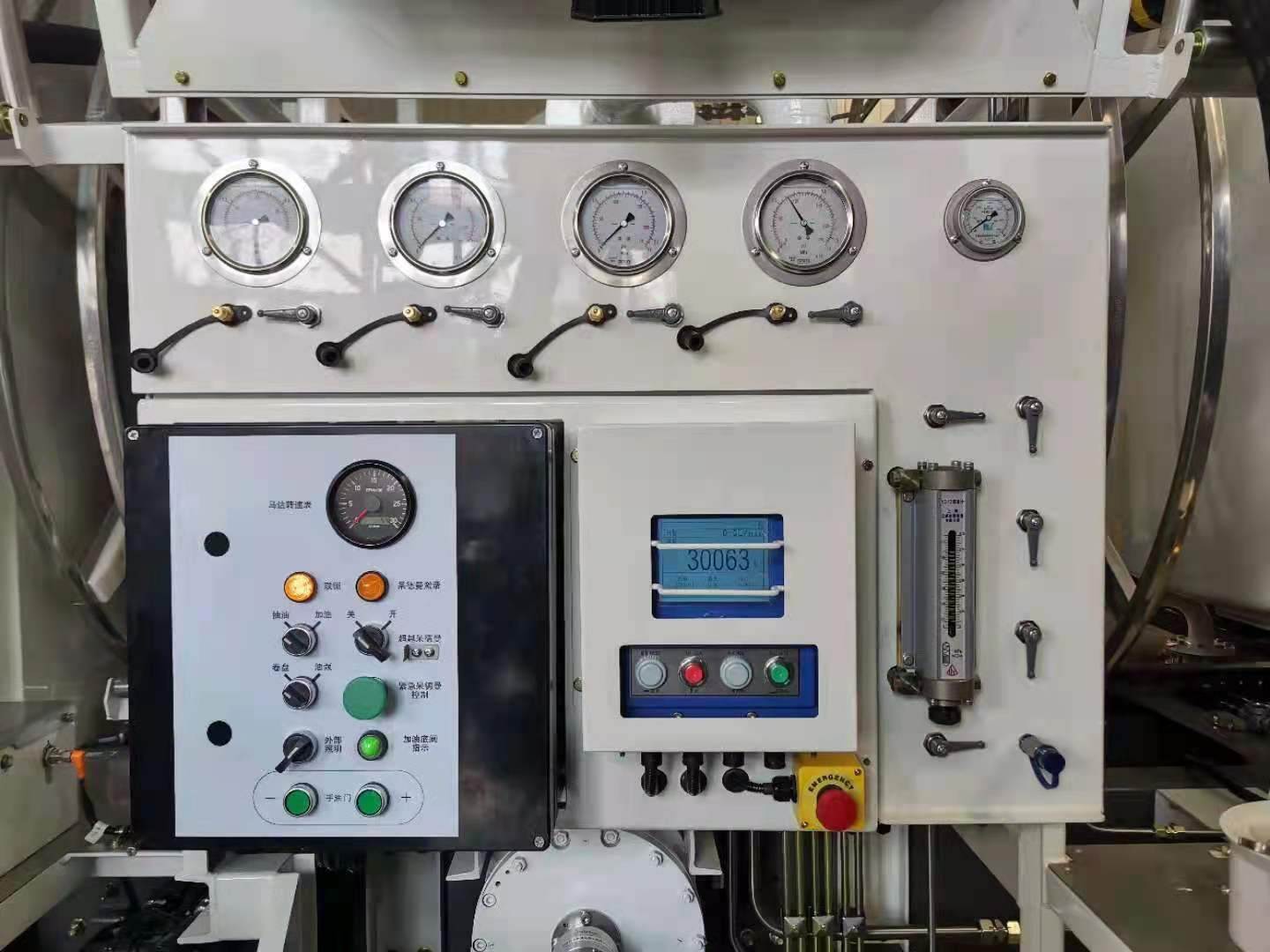 Sinotruck Aviation Fuel Tanker (1) Sinotruck Aviation Fuel Tanker (1)