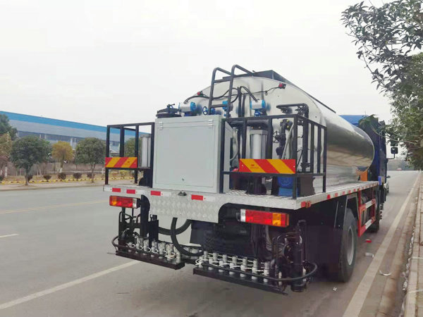 Shacman F3000 10-12M Asphalt Distributor Bitumen Sprayer Truck (2) Shacman F3000 10-12M Asphalt Distributor Bitumen Sprayer Truck (2)