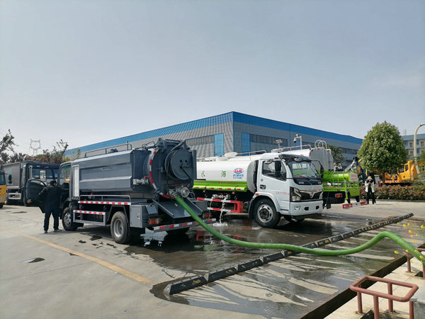 ISUZU Vacuum Tanker Combined Sewer Flushing Cleaning Jetting Truck (4) ISUZU Vacuum Tanker Combined Sewer Flushing Cleaning Jetting Truck (4)