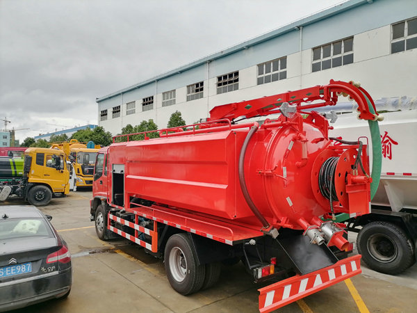 ISUZU High Pressure Vacuum Tanker Combined Sewer Flushing Jetting Truck (3) ISUZU High Pressure Vacuum Tanker Combined Sewer Flushing Jetting Truck (3)