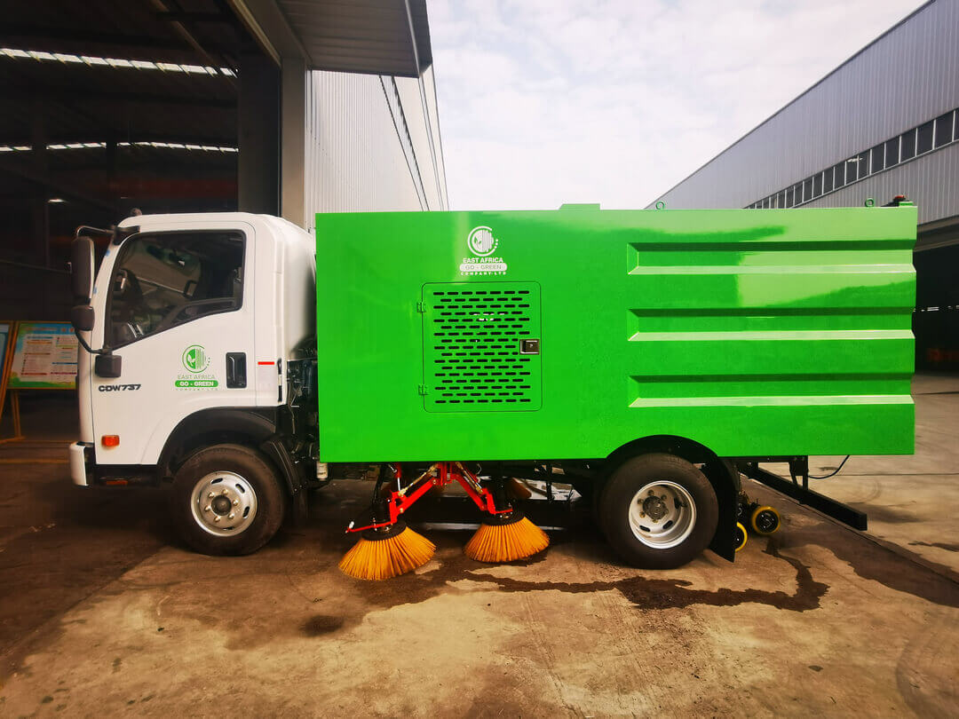 HOWO Small 5 Ton Vacuum Road Sweeper Truck With 4cbm Garbage Dustbin 1cbm Water Tank