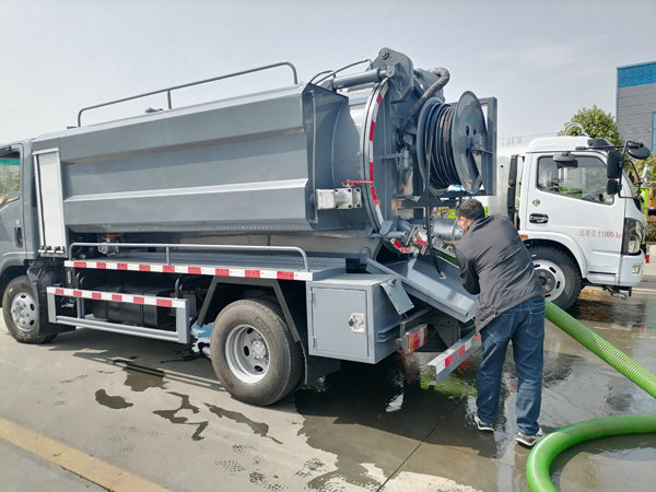 ISUZU Vacuum Tanker Combined Sewer Flushing Cleaning Jetting Truck (5) ISUZU Vacuum Tanker Combined Sewer Flushing Cleaning Jetting Truck (5)