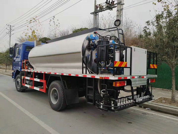 Shacman F3000 10-12M Asphalt Distributor Bitumen Sprayer Truck (5) Shacman F3000 10-12M Asphalt Distributor Bitumen Sprayer Truck (5)