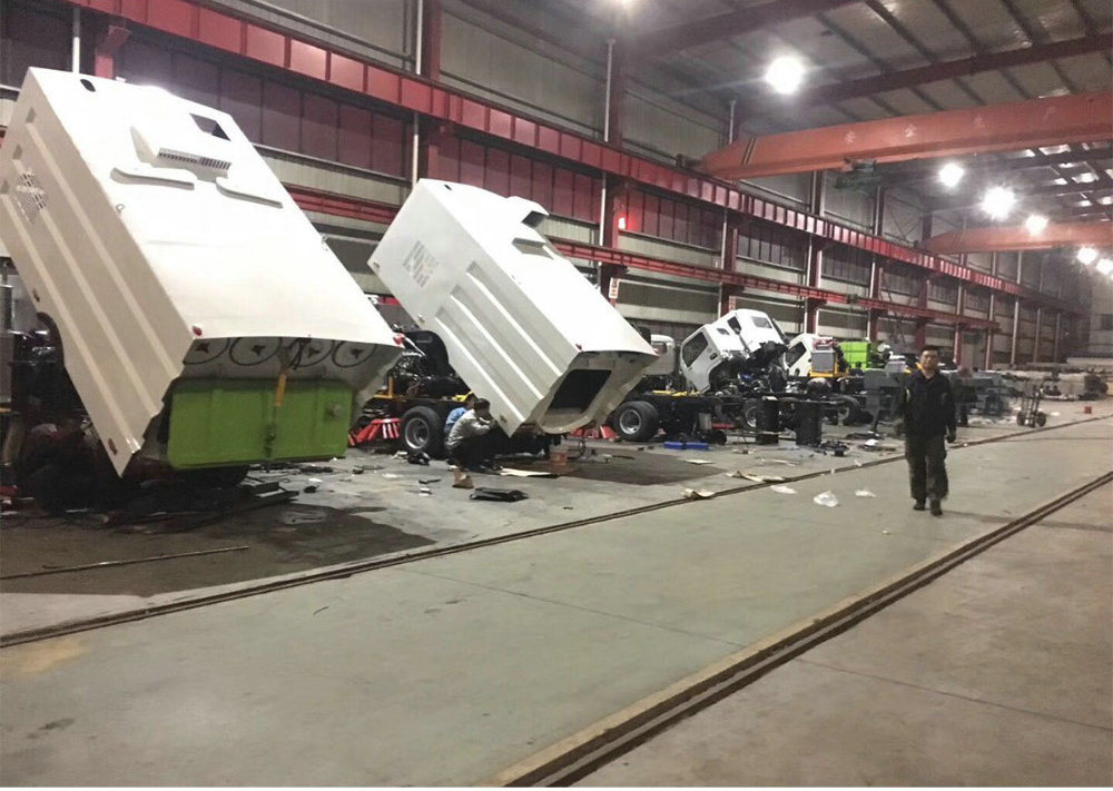 HOWO Road Vacuum Road Sweeper 4cbm Garbage 1 Cbm Water Stainless Steel 4X2 -Rhd. LHD 5