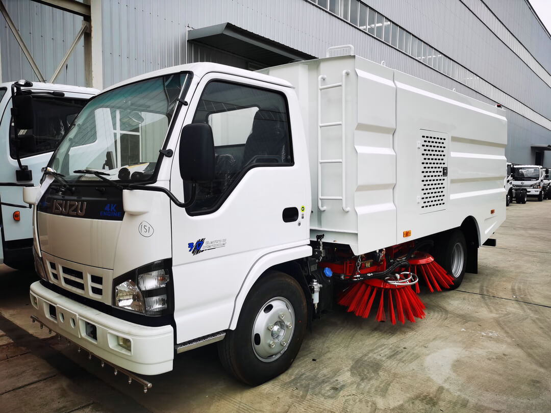 ISUZU Vacuum road sweeper truck (5) ISUZU Vacuum road sweeper truck (5)