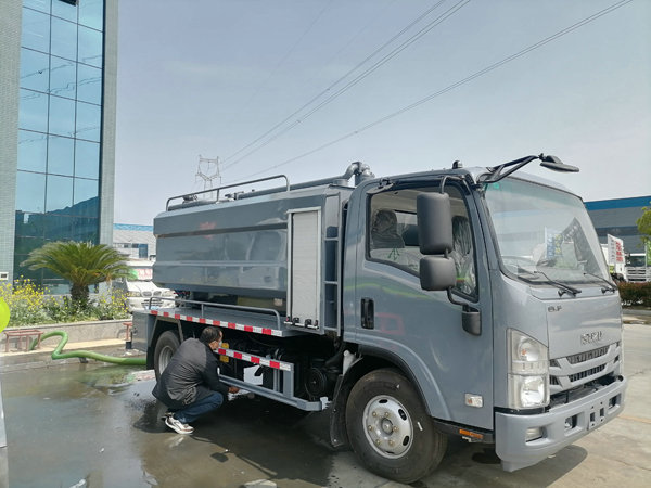 ISUZU Vacuum Tanker Combined Sewer Flushing Cleaning Jetting Truck (1) ISUZU Vacuum Tanker Combined Sewer Flushing Cleaning Jetting Truck (1)