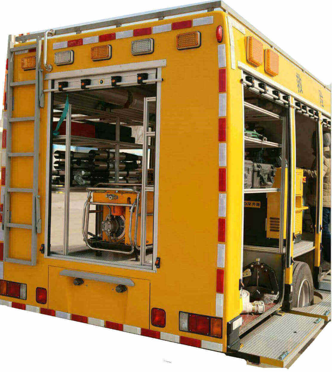 ISUZU Engineering Thermal Emergency Rescue Vehicle 6_1.jpg ISUZU Engineering Thermal Emergency Rescue Vehicle 6_1.jpg