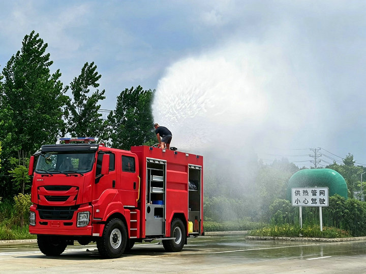 ISUZU 4X4 Foam Fire Truck 300 HP (6) ISUZU 4X4 Foam Fire Truck 300 HP (6)