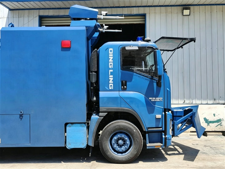 ISUZU GIGA Anti Riot Armored Water Cannon Truck (12) ISUZU GIGA Anti Riot Armored Water Cannon Truck (12)