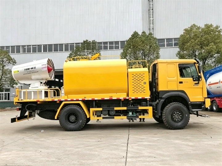 AWD 4x4 Howo Dust Control Mining Sprinkler Tanker Truck (10) AWD 4x4 Howo Dust Control Mining Sprinkler Tanker Truck (10)
