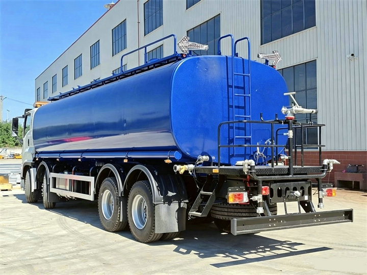 Isuzu GIGA heavy-duty 30000L water tanker truck (1) Isuzu GIGA heavy-duty 30000L water tanker truck (1)