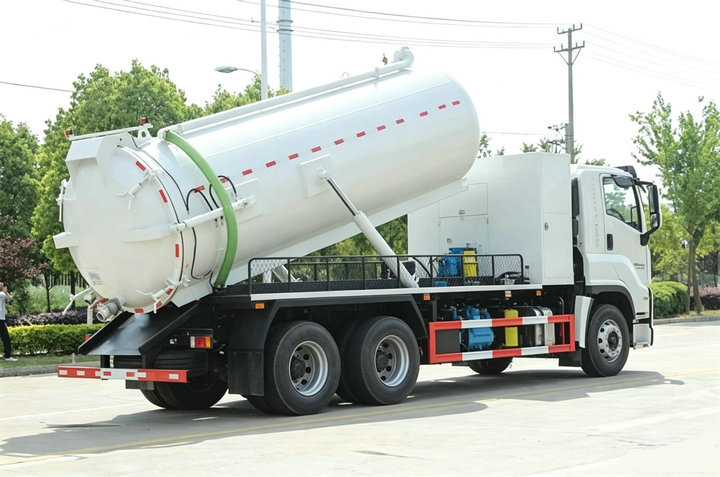 Isuzu GIGA 6x4 20000L Vacuum Suction Septic Truck (6) Isuzu GIGA 6x4 20000L Vacuum Suction Septic Truck (6)