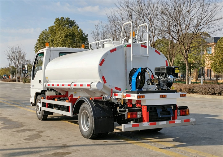 Isuzu ELF Water Tanker Sprinkling Truck (6) Isuzu ELF Water Tanker Sprinkling Truck (6)