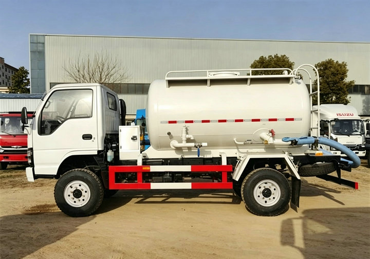 Isuzu 4x4 Off Road Septic Sewage Vacuum Tanker Truck (1) Isuzu 4x4 Off Road Septic Sewage Vacuum Tanker Truck (1)