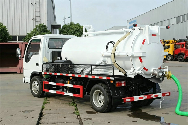 5000L Isuzu NPR Stainless steel Vacuum Tanker (8) 5000L Isuzu NPR Stainless steel Vacuum Tanker (8)