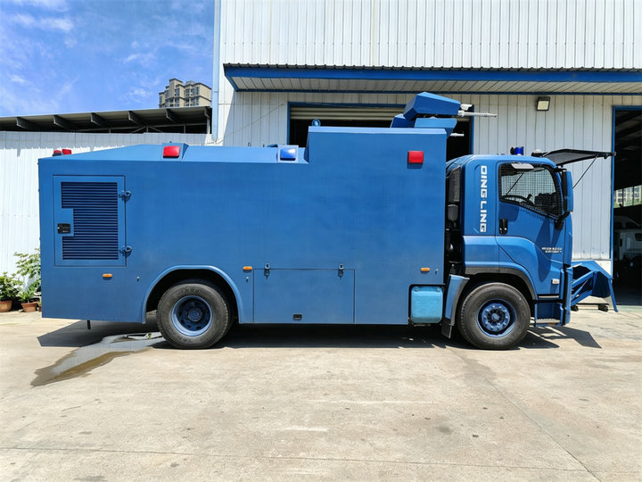 ISUZU GIGA Anti Riot Armored Water Cannon Truck (6) ISUZU GIGA Anti Riot Armored Water Cannon Truck (6)