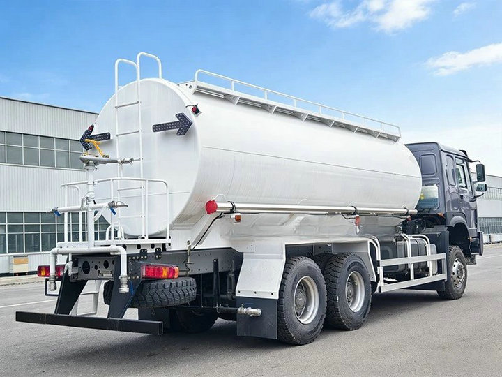 HOWO 6x6 water bowser trucks (1) HOWO 6x6 water bowser trucks (1)