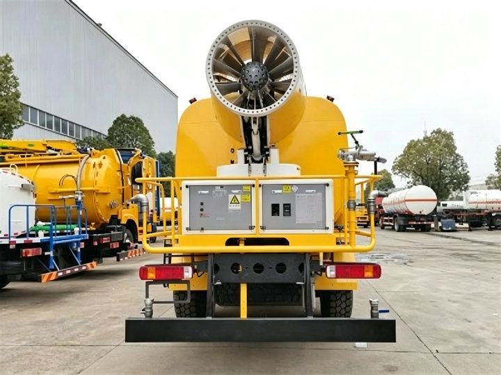 AWD 4x4 Howo Dust Control Mining Sprinkler Tanker Truck (5) AWD 4x4 Howo Dust Control Mining Sprinkler Tanker Truck (5)