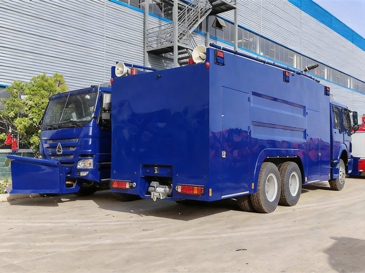 HOWO Anti Riot Water Cannon Vehicle 12000 Water (5) HOWO Anti Riot Water Cannon Vehicle 12000 Water (5)
