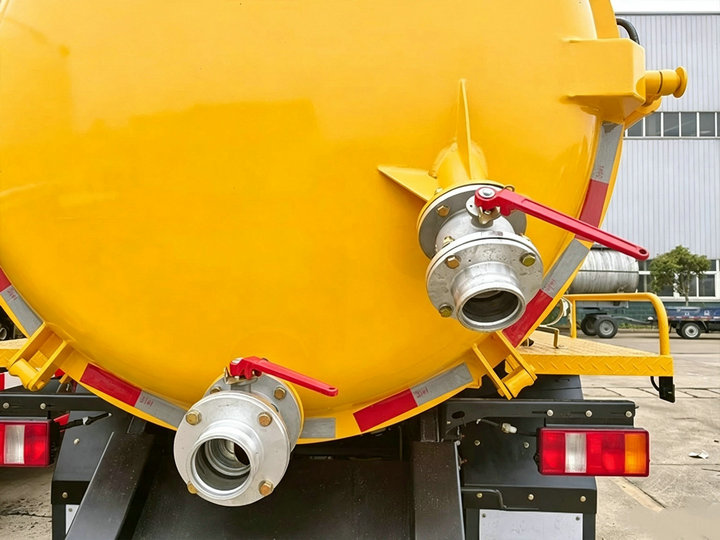 SINOTRUK HOWO 5 KL Cesspit Vacuum Sucker Truck (6) SINOTRUK HOWO 5 KL Cesspit Vacuum Sucker Truck (6)