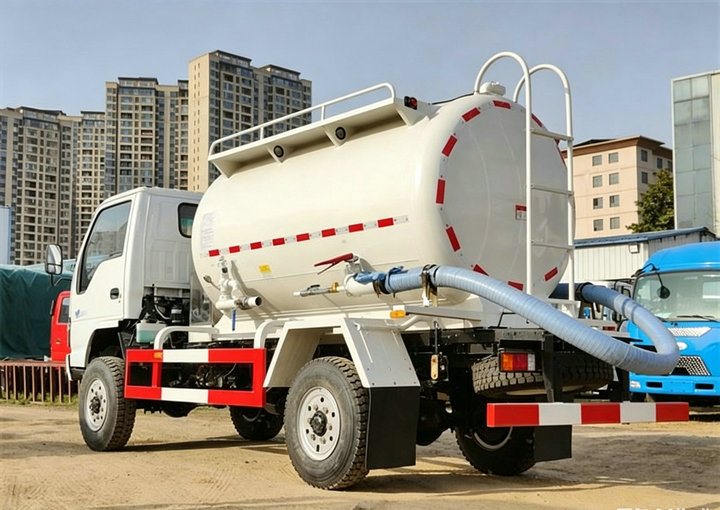 Isuzu 4x4 Off Road Septic Sewage Vacuum Tanker Truck (13) Isuzu 4x4 Off Road Septic Sewage Vacuum Tanker Truck (13)
