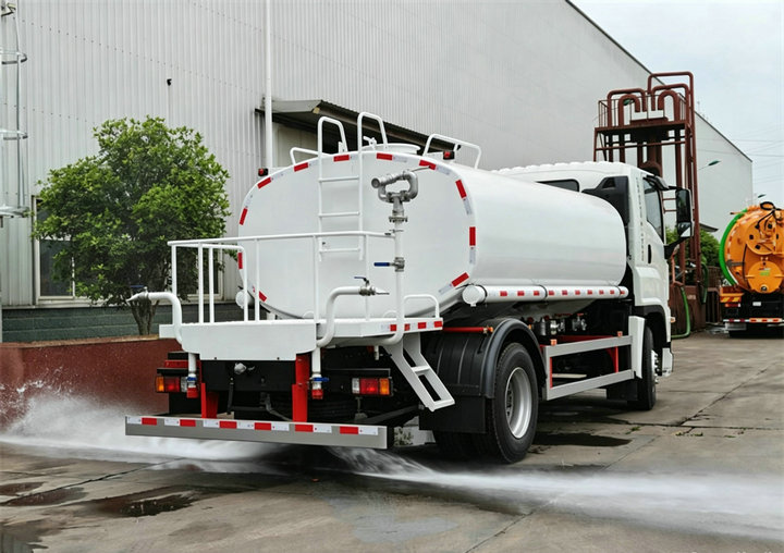 ISUZU GIGA 5X 12000Liters water tanker truck (3) ISUZU GIGA 5X 12000Liters water tanker truck (3)