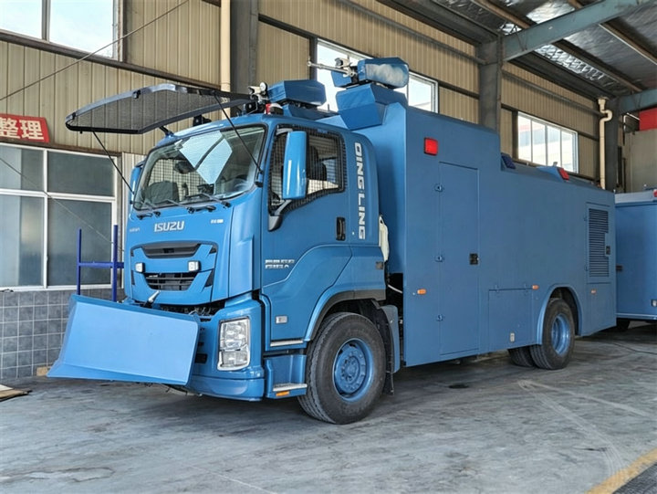 ISUZU GIGA Anti Riot Armored Water Cannon Truck (14) ISUZU GIGA Anti Riot Armored Water Cannon Truck (14)