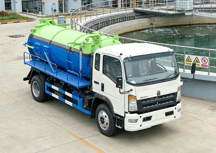 _HOWO 8000L Sludge Vacuum Super Sucker Trucks (1) _HOWO 8000L Sludge Vacuum Super Sucker Trucks (1)