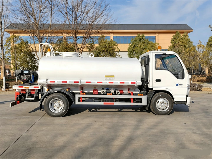 Isuzu ELF Water Tanker Sprinkling Truck (7) Isuzu ELF Water Tanker Sprinkling Truck (7)