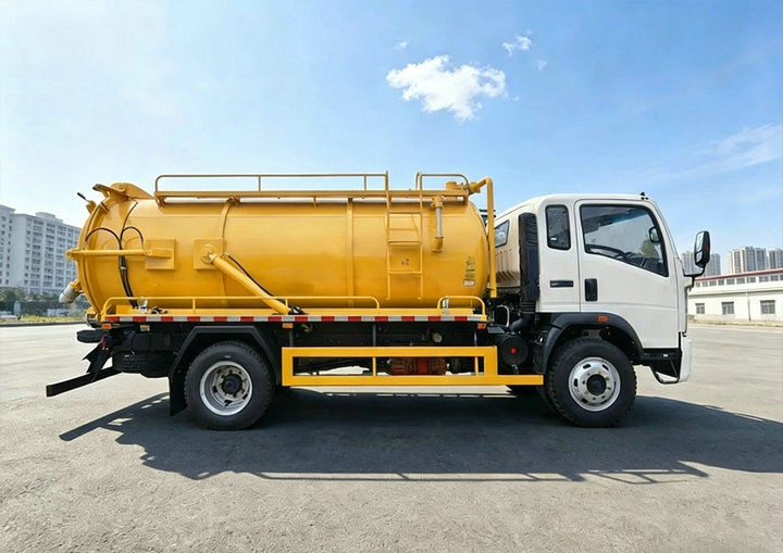 SINOTRUK HOWO 5 KL Cesspit Vacuum Sucker Truck (9) SINOTRUK HOWO 5 KL Cesspit Vacuum Sucker Truck (9)