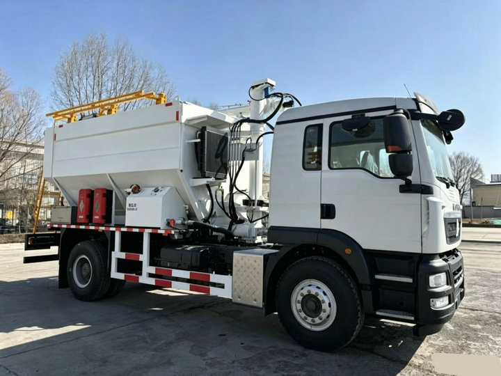 MEMU ANFO Explosive Delivery Truck for Mining Operations (7) MEMU ANFO Explosive Delivery Truck for Mining Operations (7)