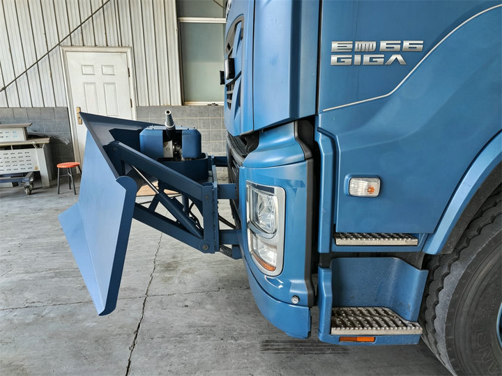 ISUZU GIGA Anti Riot Armored Water Cannon Truck (2) ISUZU GIGA Anti Riot Armored Water Cannon Truck (2)