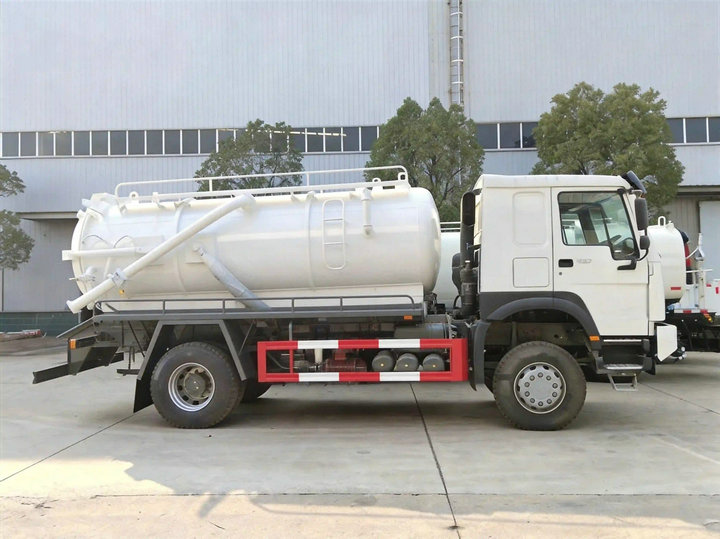 HOWO 4×4 Sewage Suction Truck (9) HOWO 4×4 Sewage Suction Truck (9)