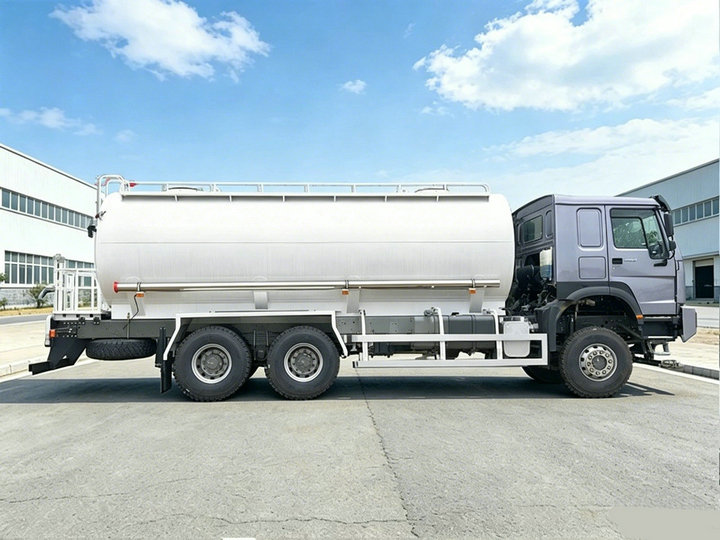 HOWO 6x6 water bowser trucks (8) HOWO 6x6 water bowser trucks (8)