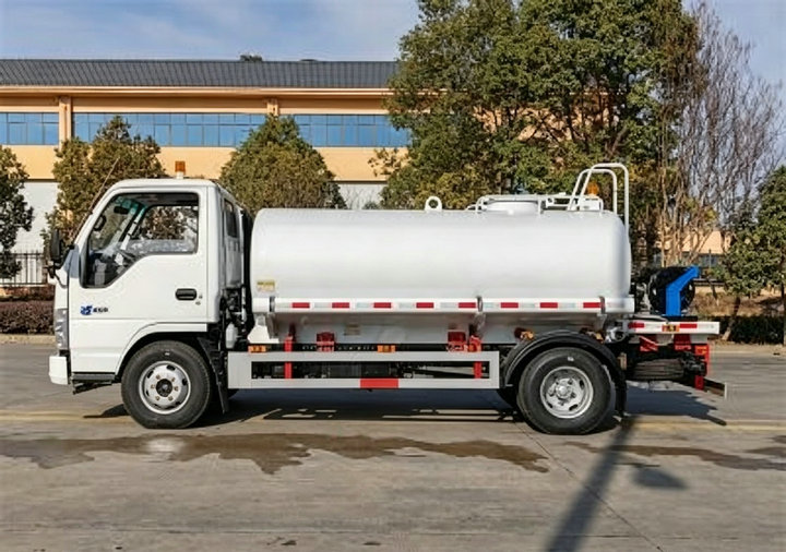 Isuzu ELF Water Tanker Sprinkling Truck (11) Isuzu ELF Water Tanker Sprinkling Truck (11)