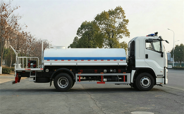 Isuzu FTR 10000 liters water sprinkler truck (2) Isuzu FTR 10000 liters water sprinkler truck (2)