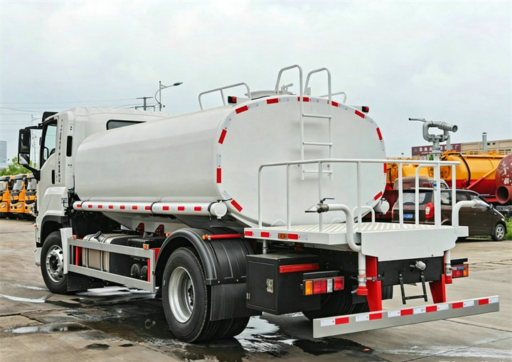 ISUZU GIGA 5X 12000Liters water tanker truck (9) ISUZU GIGA 5X 12000Liters water tanker truck (9)