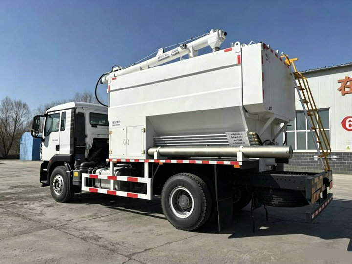 MEMU ANFO Explosive Delivery Truck for Mining Operations (5) MEMU ANFO Explosive Delivery Truck for Mining Operations (5)