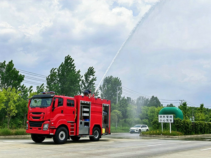 ISUZU 4X4 Foam Fire Truck 300 HP (8) ISUZU 4X4 Foam Fire Truck 300 HP (8)