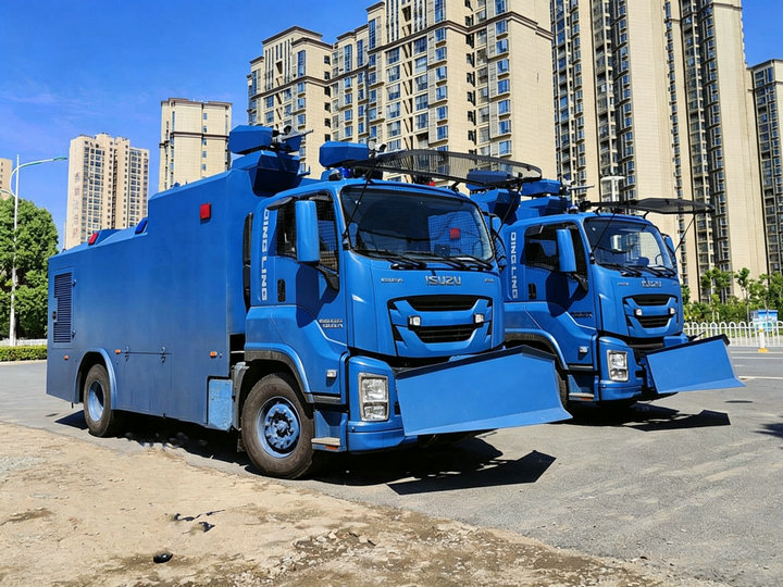 ISUZU GIGA Anti Riot Armored Water Cannon Truck (9) ISUZU GIGA Anti Riot Armored Water Cannon Truck (9)