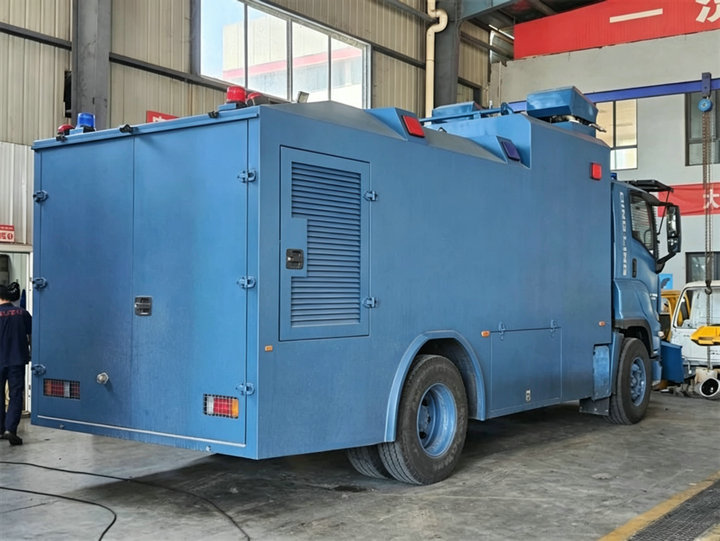 ISUZU GIGA Anti Riot Armored Water Cannon Truck (13) ISUZU GIGA Anti Riot Armored Water Cannon Truck (13)