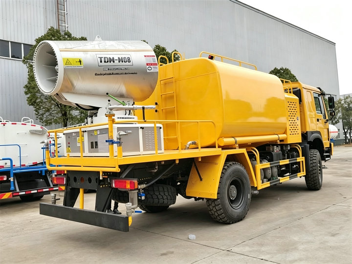 AWD 4x4 Howo Dust Control Mining Sprinkler Tanker Truck (7) AWD 4x4 Howo Dust Control Mining Sprinkler Tanker Truck (7)