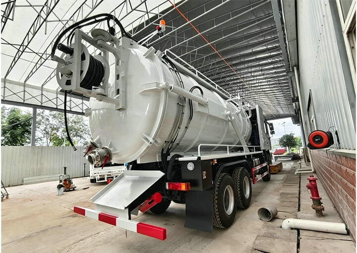 SHACMAN 6x6 offroad Vacuum Sewage Suction Truck (7) SHACMAN 6x6 offroad Vacuum Sewage Suction Truck (7)