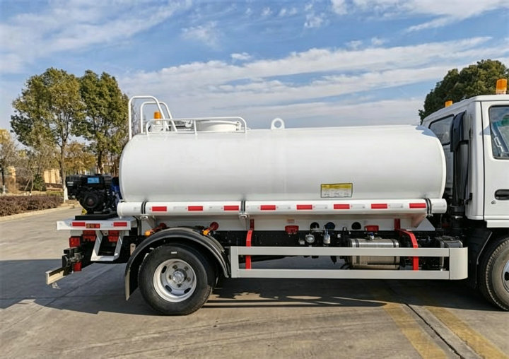 Isuzu ELF Water Tanker Sprinkling Truck (9) Isuzu ELF Water Tanker Sprinkling Truck (9)
