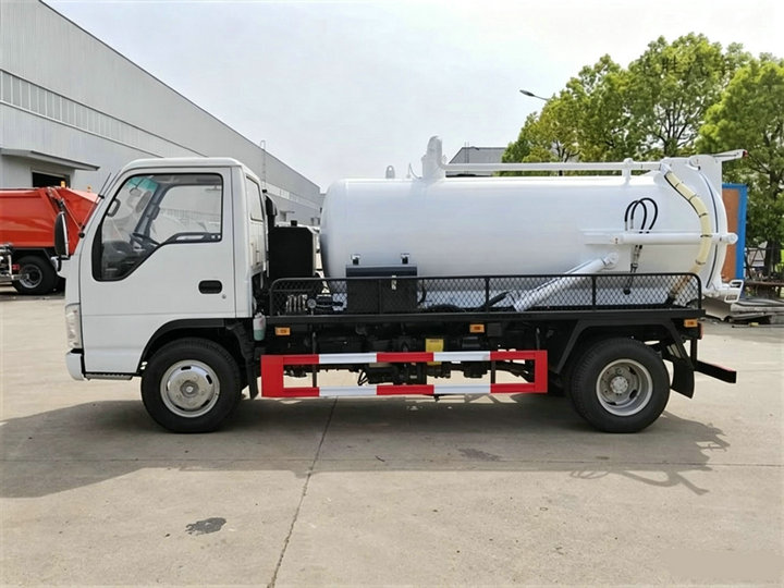 5000L Isuzu NPR Stainless steel Vacuum Tanker (20) 5000L Isuzu NPR Stainless steel Vacuum Tanker (20)