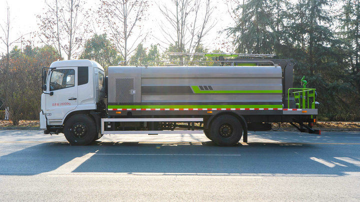 DRZ KING RUN10m3 PV solar panels cleaner cleaning truck 190HP (1) DRZ KING RUN10m3 PV solar panels cleaner cleaning truck 190HP (1)