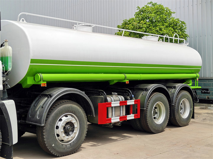 Isuzu GIGA heavy-duty 20000L water tanker (4) Isuzu GIGA heavy-duty 20000L water tanker (4)
