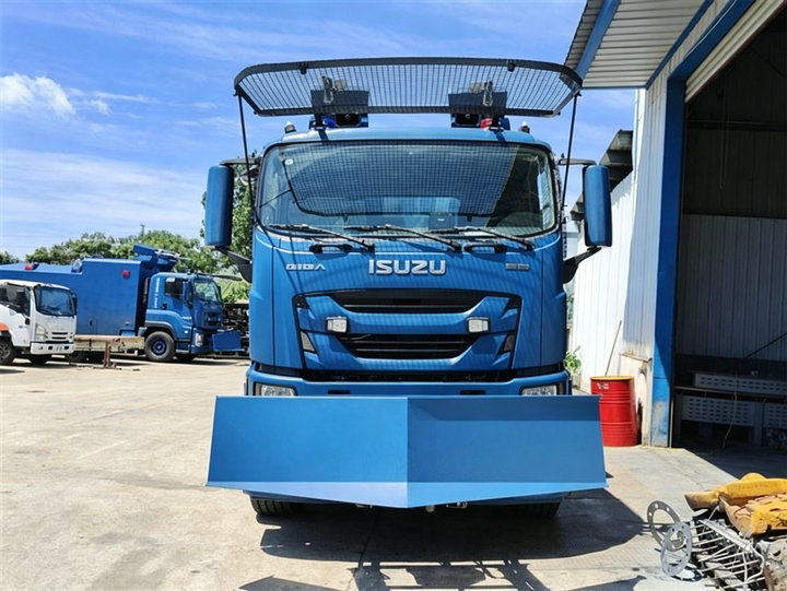 ISUZU GIGA Anti Riot Armored Water Cannon Truck (15) ISUZU GIGA Anti Riot Armored Water Cannon Truck (15)